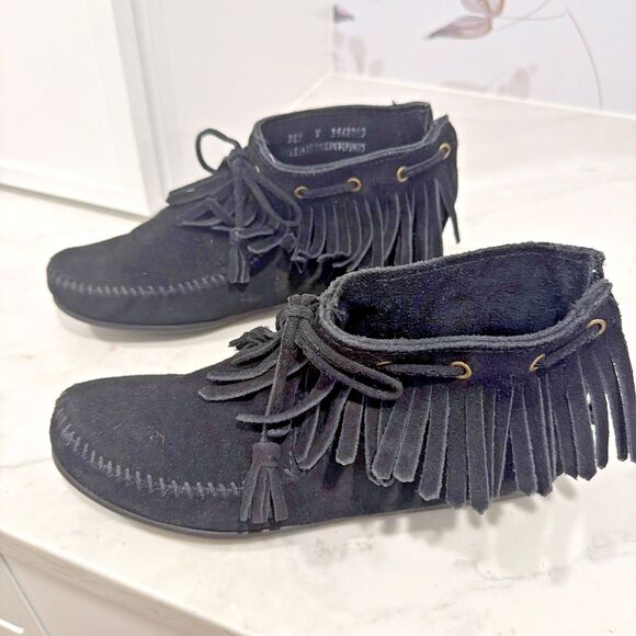 Minnetonka Classic Fringe Black Suede Ankle Boots Back Zipper EUC 7 - Picture 4 of 7